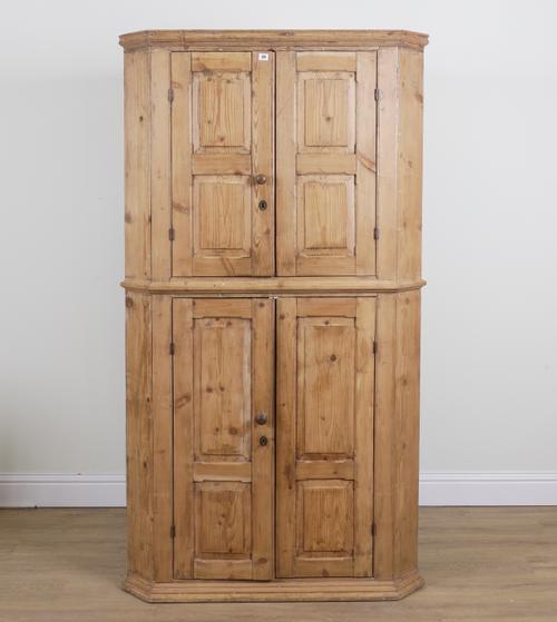 AN EARLY 20TH CENTURY PINE FLOOR STANDING CORNER CABINET