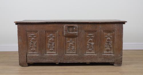 A 17TH CENTURY OAK COFFER