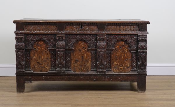 A 17TH CENTURY OAK COFFER