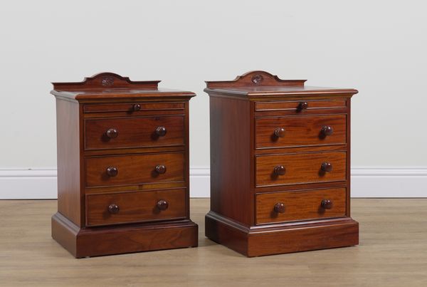 A PAIR OF MAHOGANY THREE DRAWER BEDSIDE CHESTS (2)