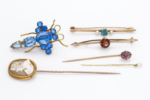 A MIXED LOT OF STICK PINS AND BAR BROOCHES (6)