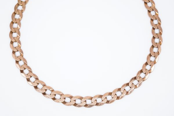 A 9CT GOLD CURB CHAIN NECKLACE