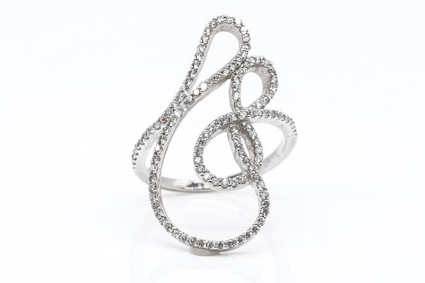 A WHITE GOLD AND DIAMOND RING