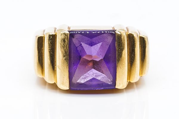 A GOLD AND AMETHYST SINGLE STONE RING