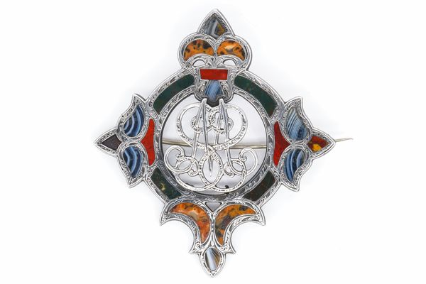 A SCOTTISH SILVER AND VARICOLOURED AGATE BROOCH WITH A MONOGRAM TO THE CENTRE