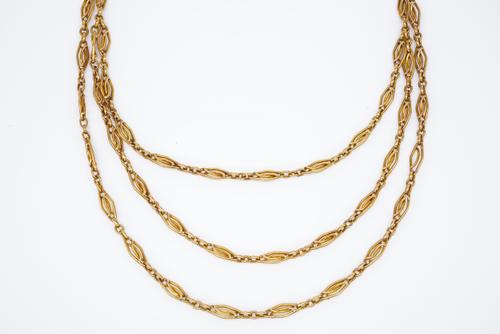 A GOLD OVAL AND MULTIPLE LINK NECKCHAIN