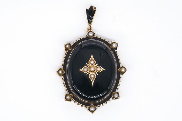 A VICTORIAN MOURNING LOCKET