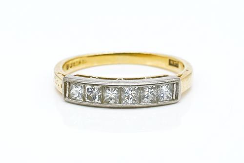 AN 18CT GOLD AND DIAMOND RING