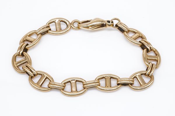 A GOLD OVAL AND BAR LINK BRACELET