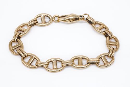 A GOLD OVAL AND BAR LINK BRACELET