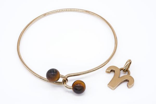 A 9CT GOLD AND TIGER'S EYE BANGLE AND A 9CT GOLD PENDANT (2)