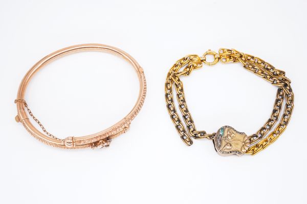 A GOLD AND DIAMOND BRACELET AND A GOLD OVAL HINGED BANGLE (2)