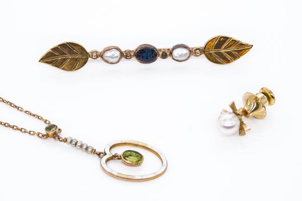 A GOLD, SAPPHIRE AND FRESHWATER CULTURED PEARL BROOCH AND TWO FURTHER ITEMS (3)