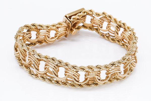 A GOLD BRACELET