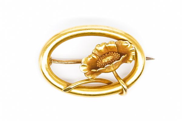 A GOLD BROOCH