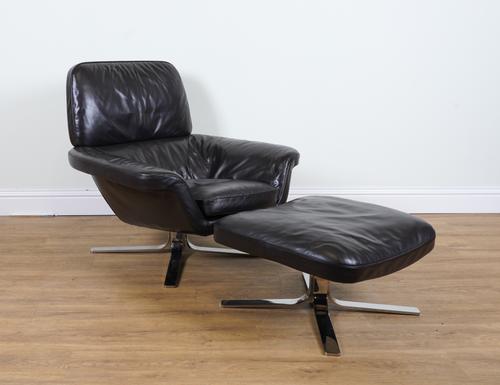MINOTTI; AN ITALIAN CHROME AND LEATHER LOW ARMCHAIR (2)