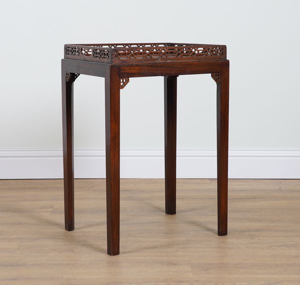 AN 18TH CENTURY MAHOGANY TRAY TOP SIDE TABLE