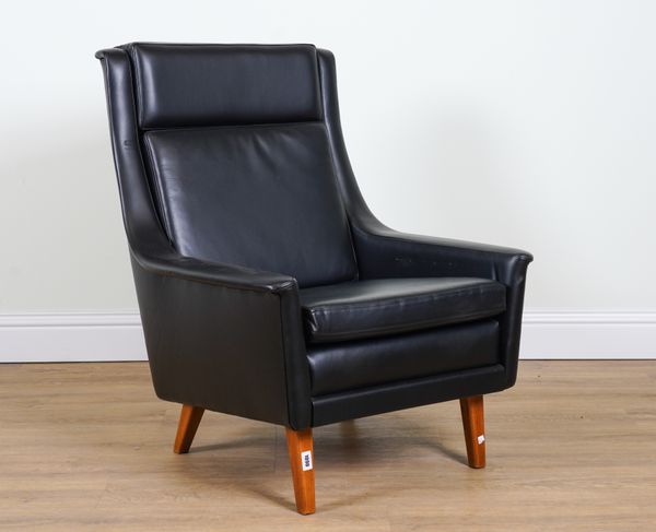 POSSIBLY FRITZ HANSEN; A MID 20TH CENTURY LEATHER UPHOLSTERED ARMCHAIR