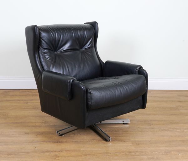 PIRELLI; A MID 20TH CENTURY BLACK LEATHER UPHOLSTERED SWIVEL EASY ARMCHAIR