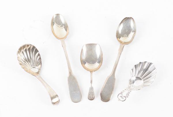 THREE CADDY SPOONS AND TWO TEASPOONS (5)