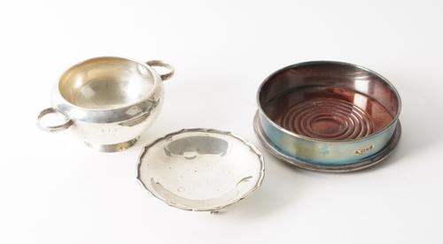 A SILVER TWIN HANDLED BOWL AND TWO FURTHER ITEMS (3)