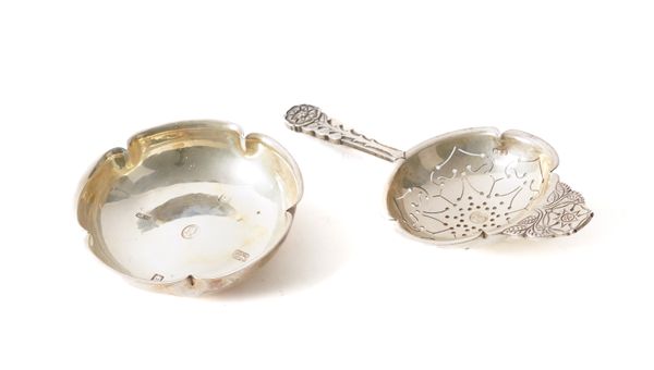 A SILVER TEA STRAINER AND STAND (2)