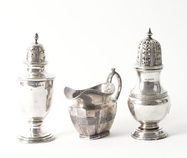 A SILVER MILK JUG AND TWO SILVER SUGAR CASTERS (3)