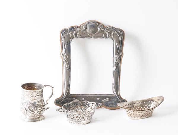 A GROUP OF SILVER AND SILVER MOUNTED WARES