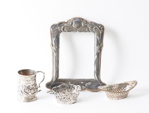 A GROUP OF SILVER AND SILVER MOUNTED WARES