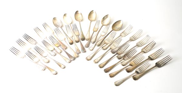 A GROUP OF SILVER OLD ENGLISH AND THREAD PATTERN TABLE FLATWARE (32)