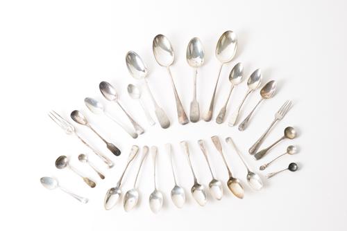 A GROUP OF SILVER AND PLATED FLATWARE (QTY)