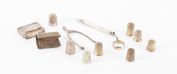 A SILVER PILL BOX AND FURTHER MOSTLY SILVER ITEMS (11)