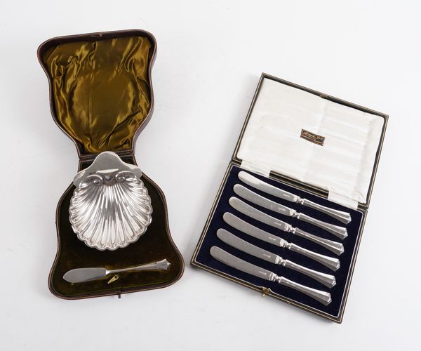 A SILVER BUTTER SHELL AND BUTTER KNIFE AND A SET OF SIX TEA KNIVES (2)