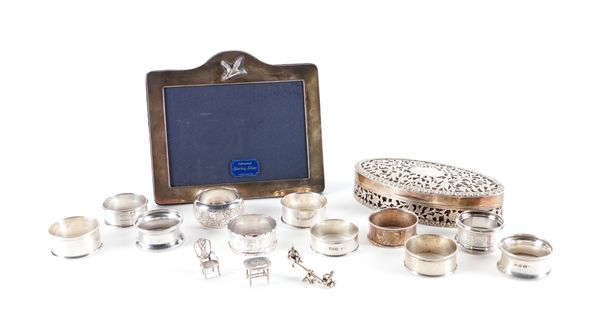 A SILVER OVAL TRINKET BOX AND FURTHER ITEMS (16)