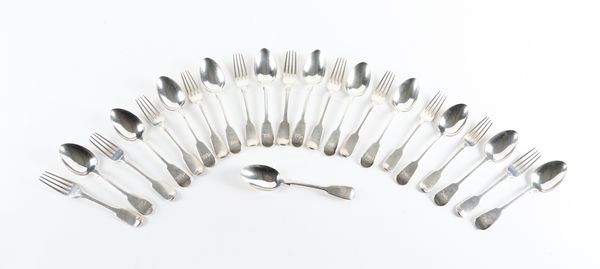 A GROUP OF SILVER FIDDLE TABLE FLATWARE (23)