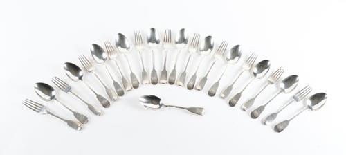 A GROUP OF SILVER FIDDLE TABLE FLATWARE (23)