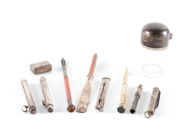 A SILVER VINAIGRETTE, A SILVER MOUNTED SMELLING SALTS BOTTLE AND EIGHT FURTHER ITEMS (10)