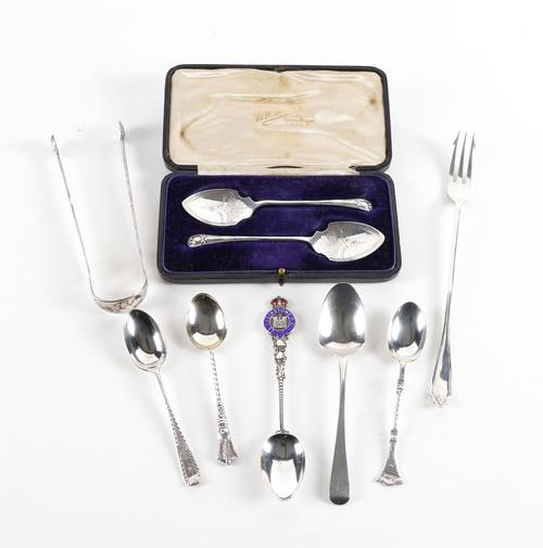 A GROUP OF SILVER ITEMS (8)