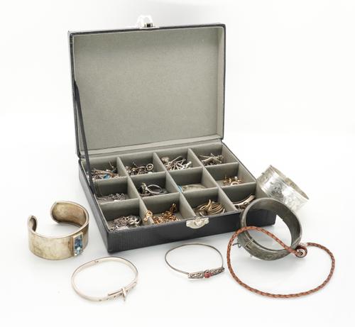 A  GROUP OF MOSTLY SILVER JEWELLERY AND A GOLD NECKCHAIN