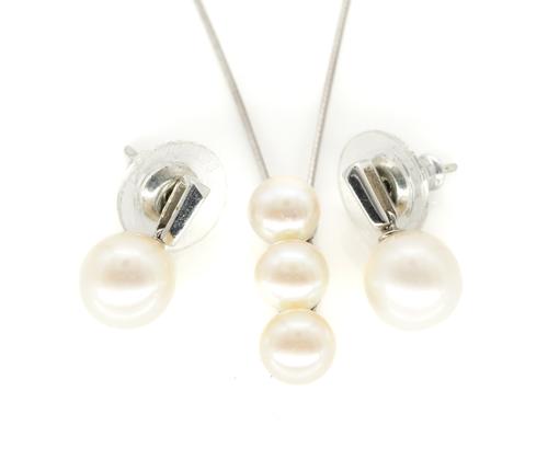 A WHITE GOLD AND CULTURED PEARL NECKLACE AND A PAIR OF CULTURED PEARL EARRINGS