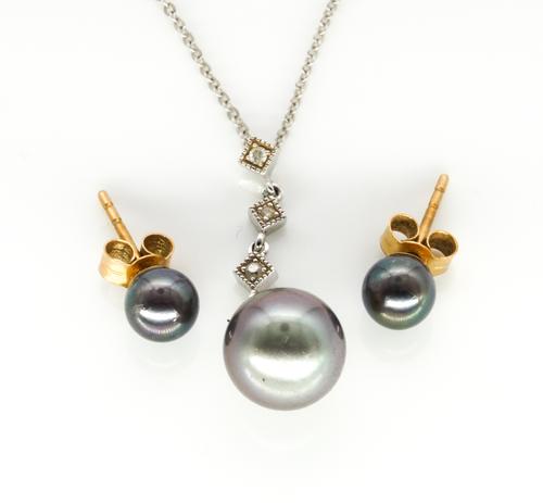 A DIAMOND AND GREY PEARL PENDANT AND SIMILAR EAR STUDS