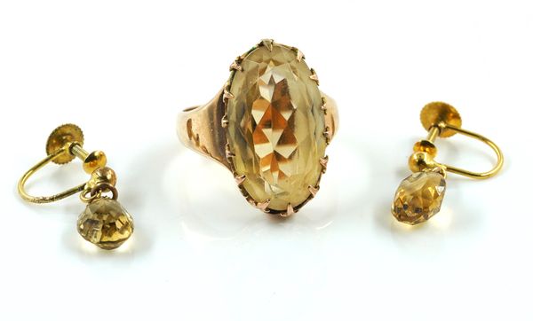 A GOLD AND CITRINE RING AND A PAIR OF GOLD AND CITRINE EARRINGS (2)