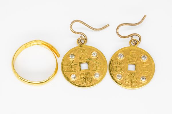 A PAIR OF ASIAN GOLD AND DIAMOND EARRINGS AND AN ASIAN GOLD RING (2)