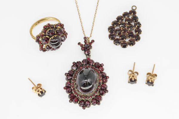 A GARNET PENDANT LOCKET WITH A NECKCHAIN AND FIVE FURTHER ITEMS (6)