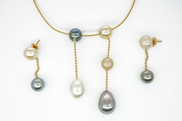 A GOLD AND A VARICOLOURED TINTED CULTURED PEARL COLLAR NECKLACE AND A PAIR OF EARRINGS (2)