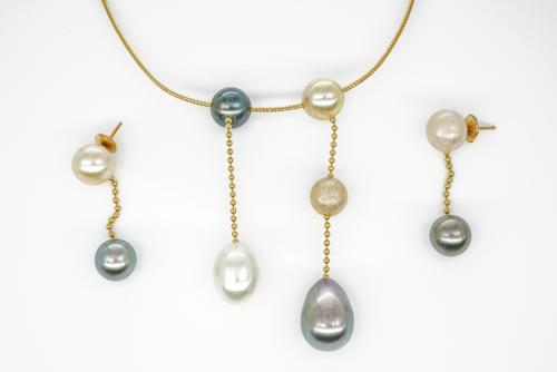 A GOLD AND A VARICOLOURED TINTED CULTURED PEARL COLLAR NECKLACE AND A PAIR OF EARRINGS (2)