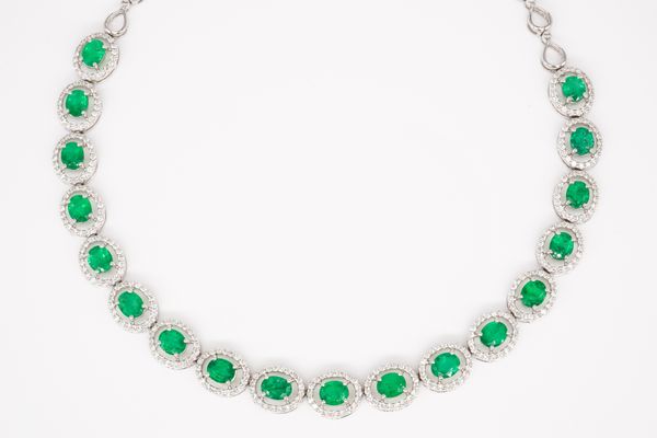 A WHITE GOLD, EMERALD AND DIAMOND NECKLACE