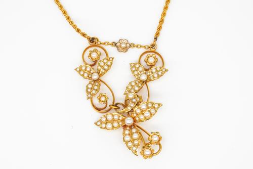 A GOLD AND HALF PEARL SET PENDANT NECKLACE