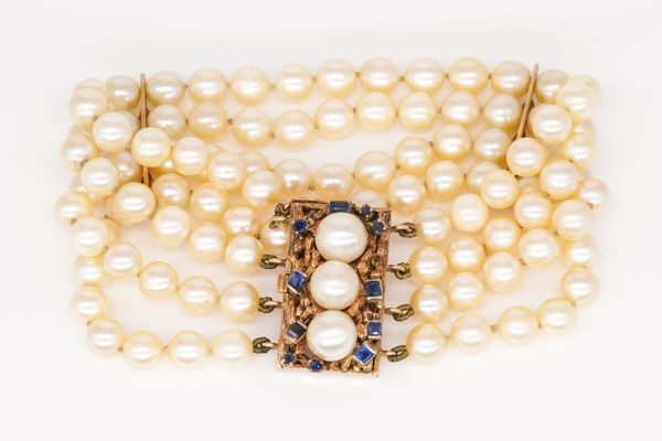 A FOUR ROW BRACELET OF CULTURED PEARLS