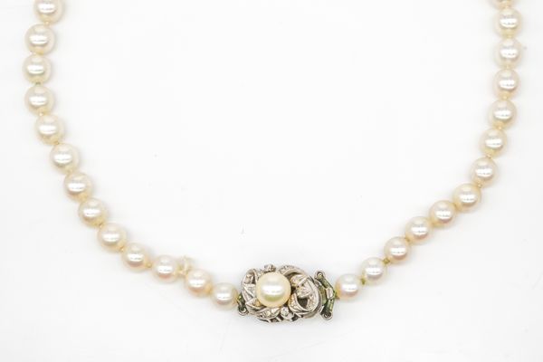 A SINGLE ROW NECKLACE OF GRADUATED CULTURED PEARLS